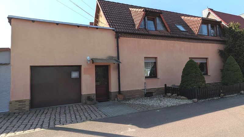 Geräumiges Wohnhaus mit Einliegerpotenzial und gemütlicher Oase